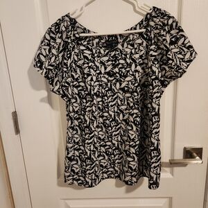 Black & White Leaf-Print Women’s Top Great Conditions🥰😍